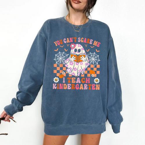 You Cant Scare Me I Teach Kindergarten Teacher Halloween Comfort Colors Sweatshirt - teacherstshirts.com DE