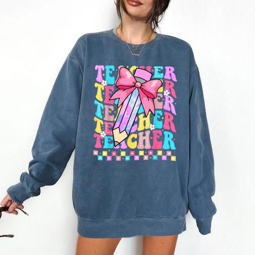 Groovy Teacher Cute Coquette Bow Flower Retro Back To School Comfort Colors Sweatshirt - teacherstshirts.com UK
