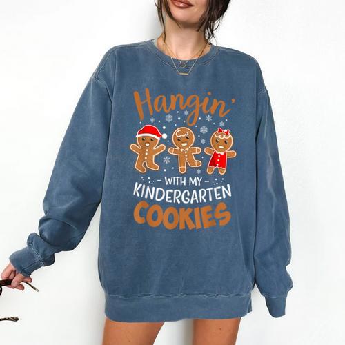 Hangin My Kindergarten Cookie Gingerbread Christmas Teacher For Men Women Kids Comfort Colors Sweatshirt - teacherstshirts.com UK