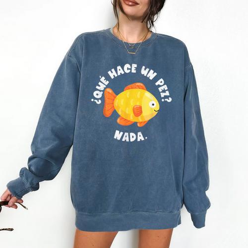 Que Hace Un Pez Nada Spanish Teacher Bilingual Teacher Dual Comfort Colors Sweatshirt - teacherstshirts.com UK