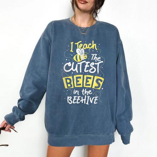 I Teach The Cutest Bees In The Beehive Kindergarten Teacher Comfort Colors Sweatshirt - teacherstshirts.com AU