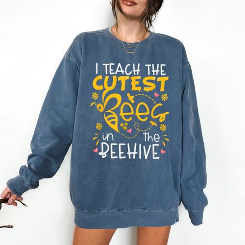 I Teach The Cutest Bees In The Beehive Teacher Comfort Colors Sweatshirt - teacherstshirts.com AU