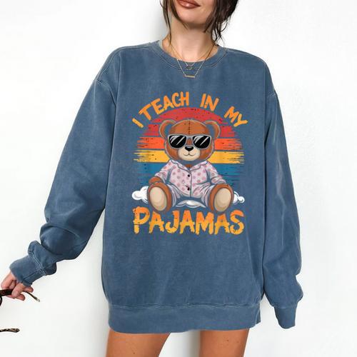 I Teach In My Pajamas Teacher Sunset Bear Retro Comfort Colors Sweatshirt - teacherstshirts.com DE