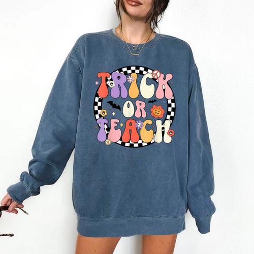Trick Or Teach Retro Groovy Halloween Teacher Comfort Colors Sweatshirt - teacherstshirts.com UK