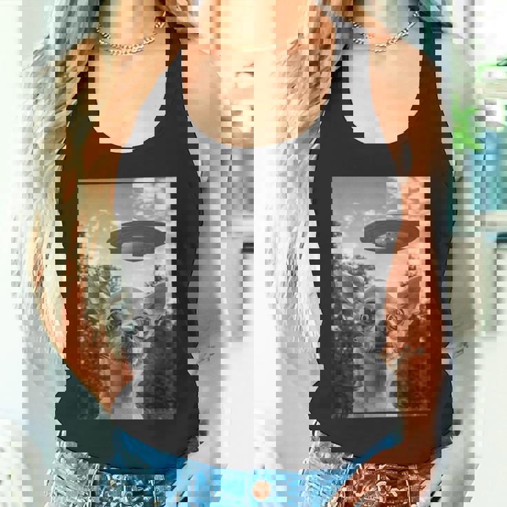 Chihuahuaelfie With Ufo Ufo と面白いチワワのセルフィー タンクトップ