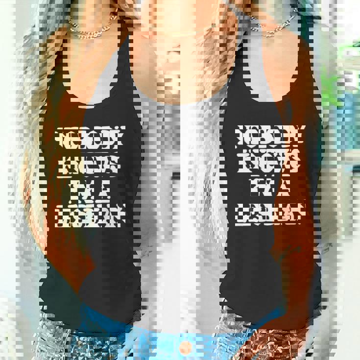Nobody Knows I'm A Lesbian Gay Lgbtq ユーモア プライド 月 長袖tシャツ タンクトップ
