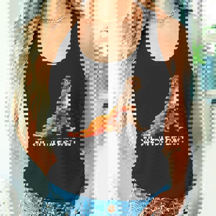 Punch The Monkey Built Different 3 ホワイトテキスト タンクトップ