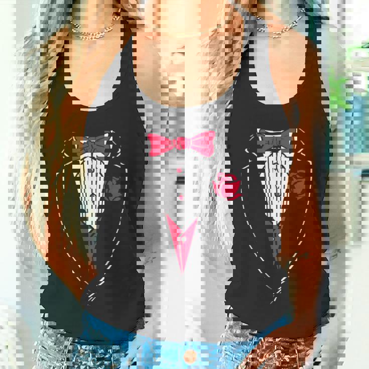 かわいいレッドパピヨンとローズのタキシード。 タンクトップ