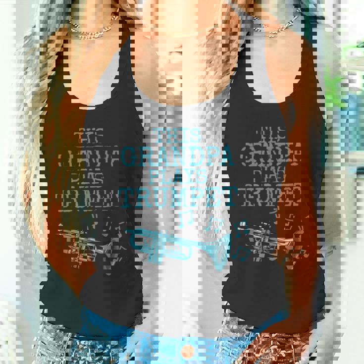 このおじいちゃんはトランペットを演奏し、トランペッター金管音楽家です タンクトップ