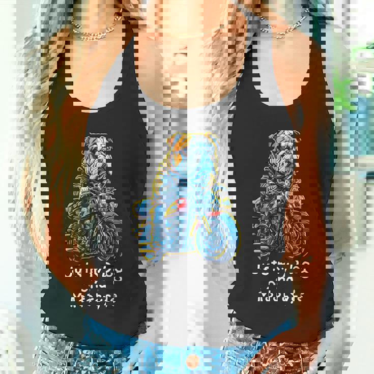 クリスマスのバイクに乗るかわいいイングリッシュブルドッグ。 タンクトップ