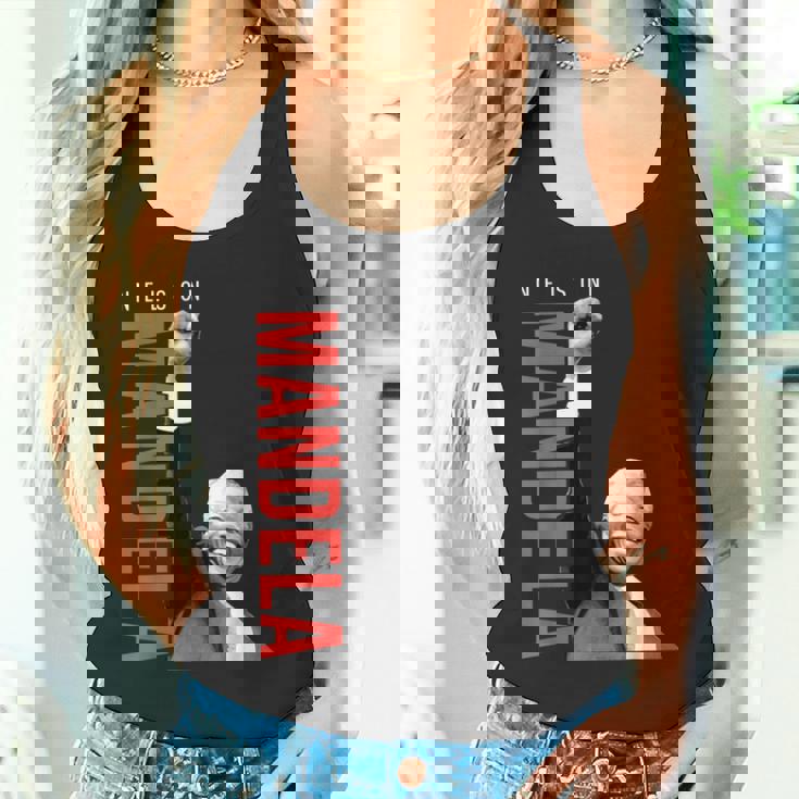 ネルソン・マンデラ 上げた 右手拳 食いしばり マンデラの日 タンクトップ