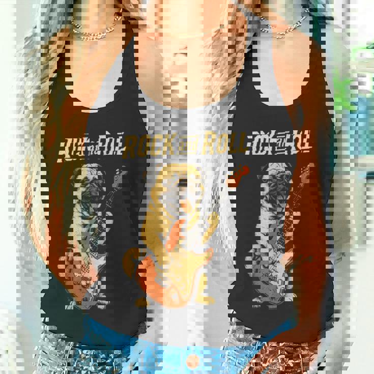 ロックするパグ犬 ギター演奏の面白デザイン タンクトップ