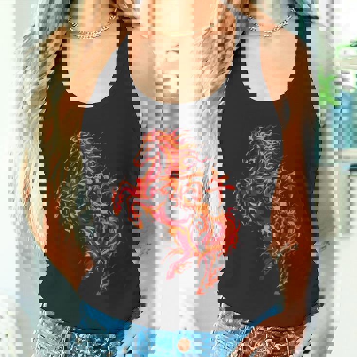 丙午 火の馬 墨絵 ストリートアート 筆文字 和柄 漢字 グラフィック 赤い炎 デザイン 日本風 タンクトップ