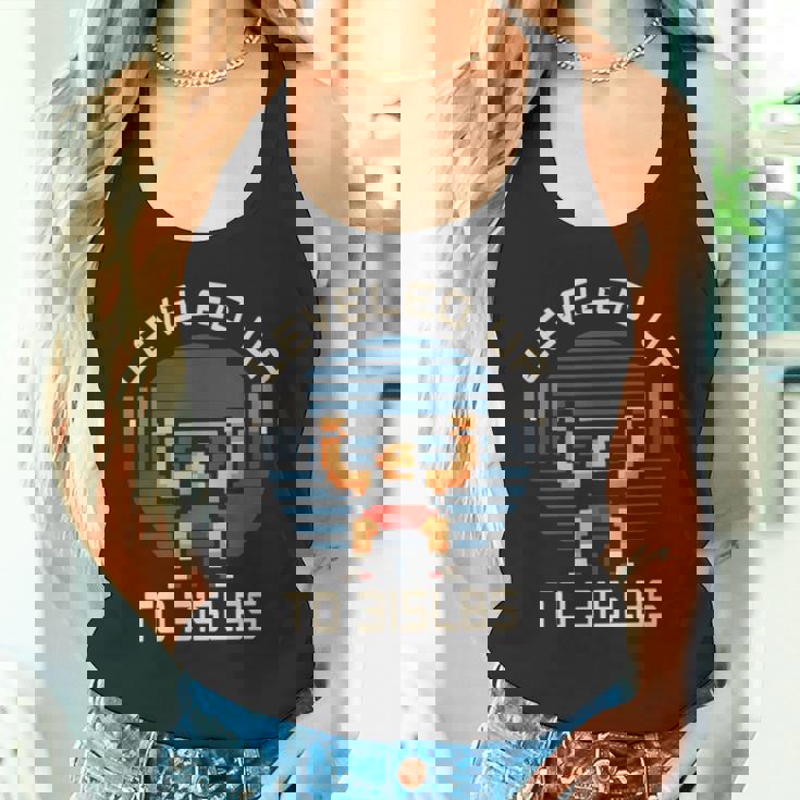 最大330ポンドのベンチプレスゲーマーフィットネスレベル。 タンクトップ