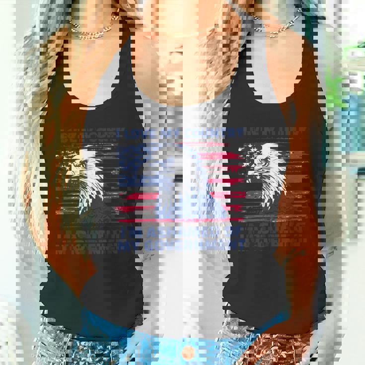 私は自分の国が大好きで、自分の政府が恥ずかしい タンクトップ