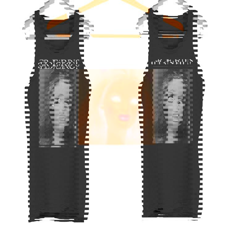 おもしろいドールフェイスミームガール本気で タンクトップ