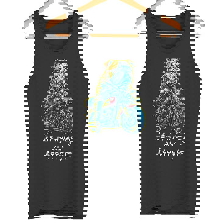 クリスマスのバイクに乗るかわいいイングリッシュブルドッグ。 タンクトップ