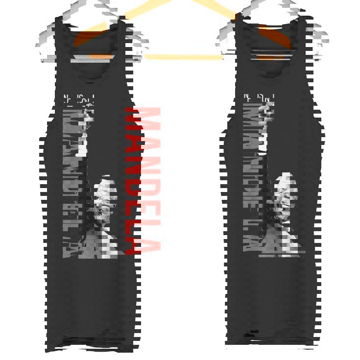 ネルソン・マンデラ 上げた 右手拳 食いしばり マンデラの日 タンクトップ