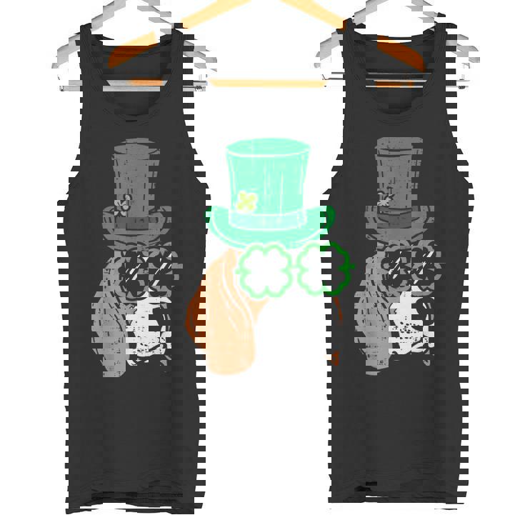 レプラコーン ビーグル シャムロックグラス セントパトリックスデー 犬の贈り物 タンクトップ
