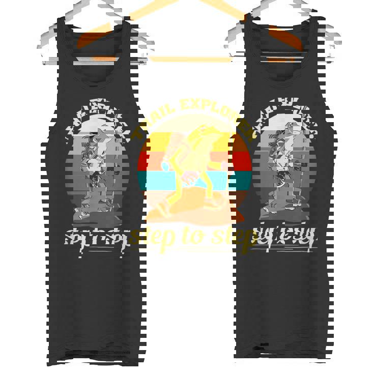 一歩ずつ、面白いカエルのハイキング山 タンクトップ