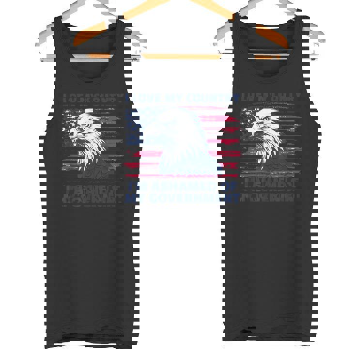 私は自分の国が大好きで、自分の政府が恥ずかしい タンクトップ