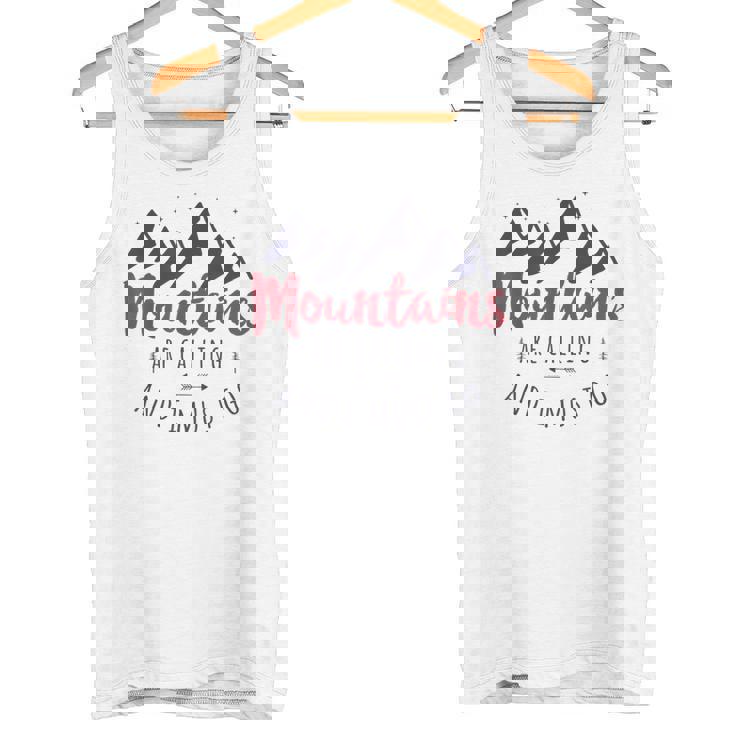 山が呼んでいるし、私は行かなければならない Wanderlust タンクトップ