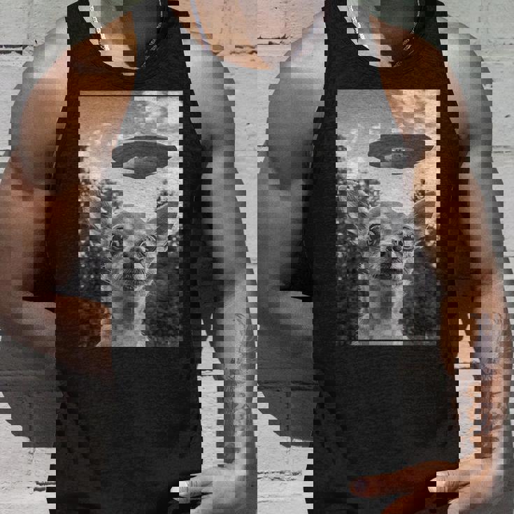 Chihuahuaelfie With Ufo Ufo と面白いチワワのセルフィー タンクトップ 彼への贈り物