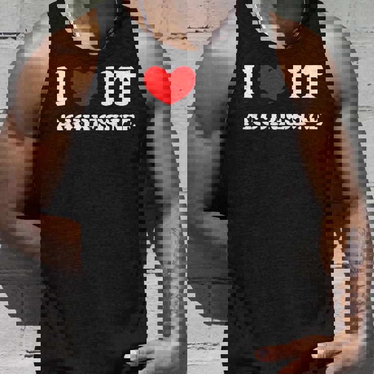 I Love It Aggressive 私はそれが攻撃的であるのが大好きです タンクトップ 彼への贈り物