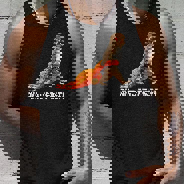 Punch The Monkey Built Different 3 ホワイトテキスト タンクトップ 彼への贈り物