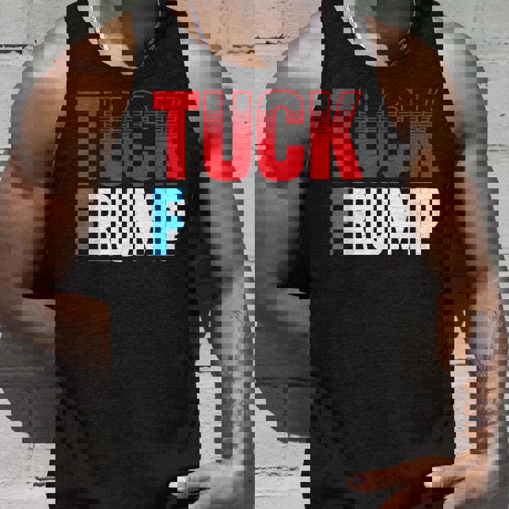 Tuck Frump 面白いアンチトランプデザイン。 タンクトップ 彼への贈り物