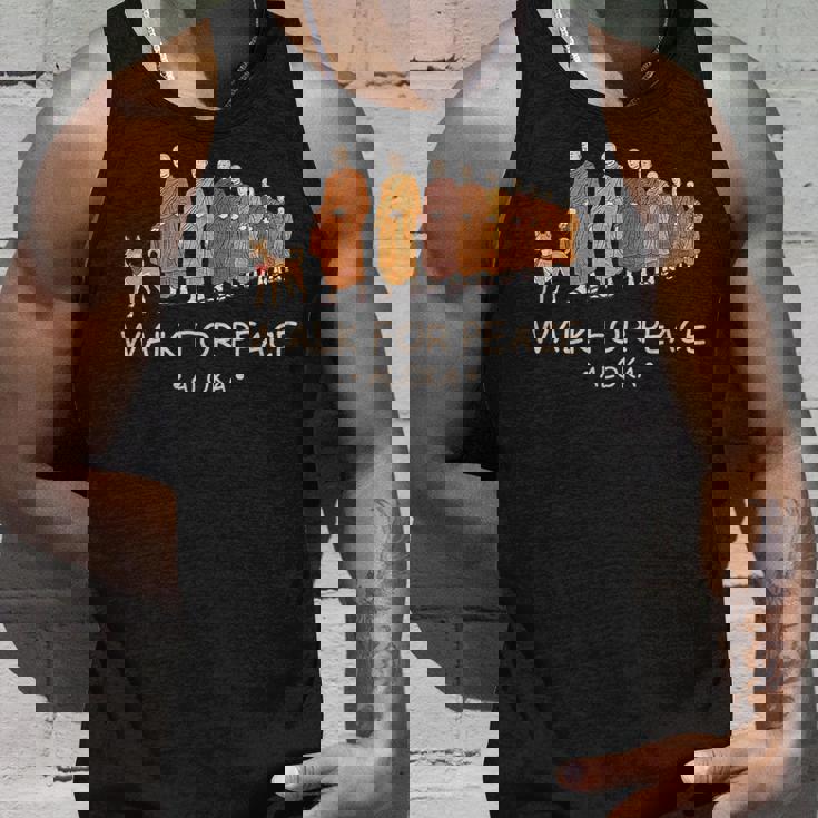 Walk For Peace Monks With Aloka Dog タンクトップ 彼への贈り物