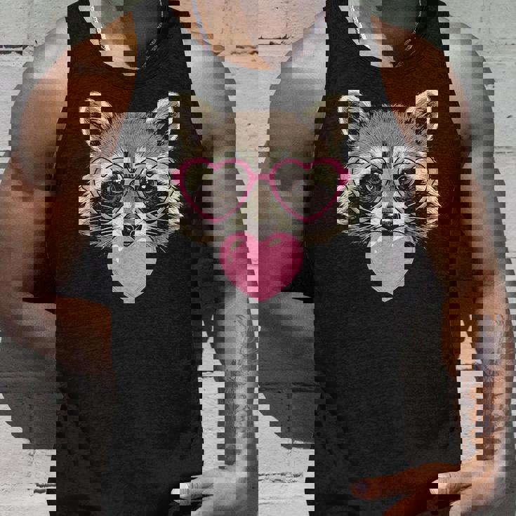 かわいいアライグマが吹くピンクのバレンタイン ハート バブルガム タンクトップ 彼への贈り物