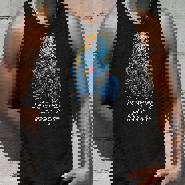 クリスマスのバイクに乗るかわいいイングリッシュブルドッグ。 タンクトップ 彼への贈り物