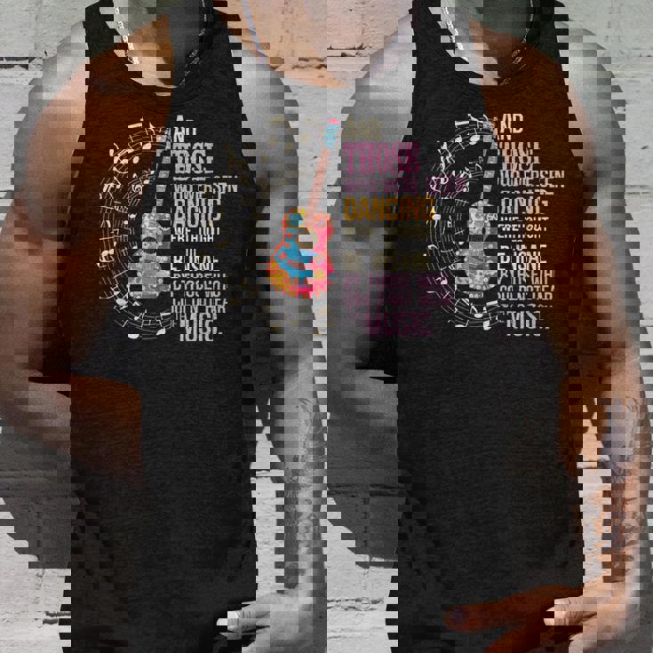 ヒッピーギターと平和の踊りを見た者たち タンクトップ 彼への贈り物