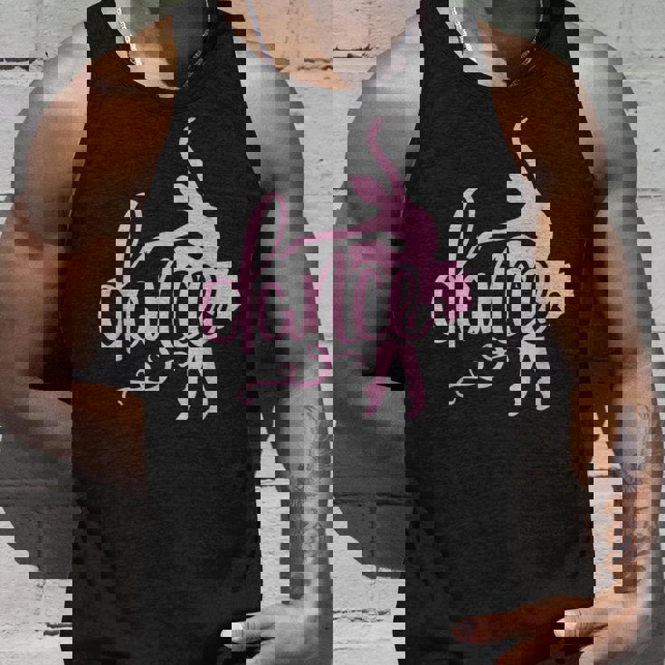 ピンクのバレエダンサー、スクリプトダンスレタリングデザイン。 タンクトップ 彼への贈り物