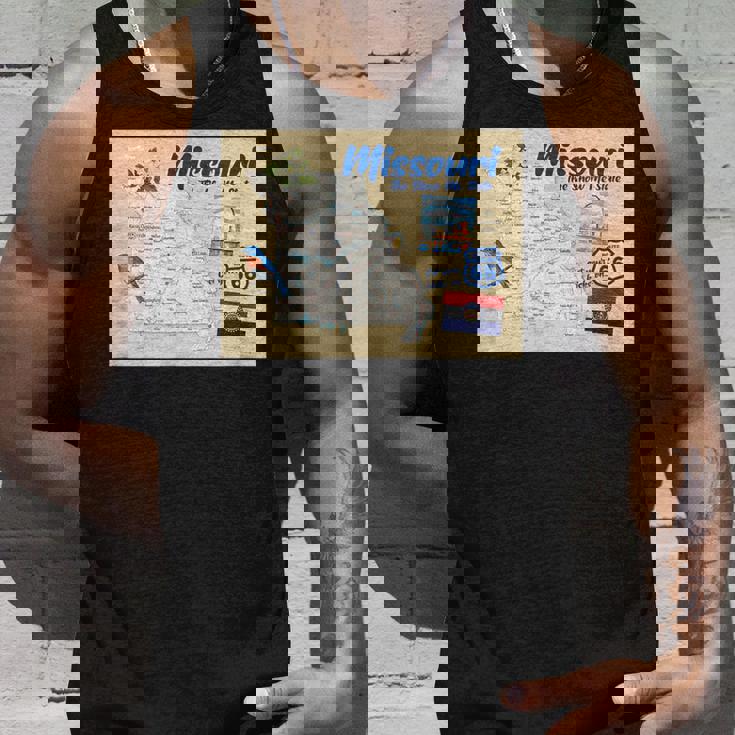 ミズーリ州、マップフラッグアーチブルーバードフラワーランドマーク タンクトップ 彼への贈り物