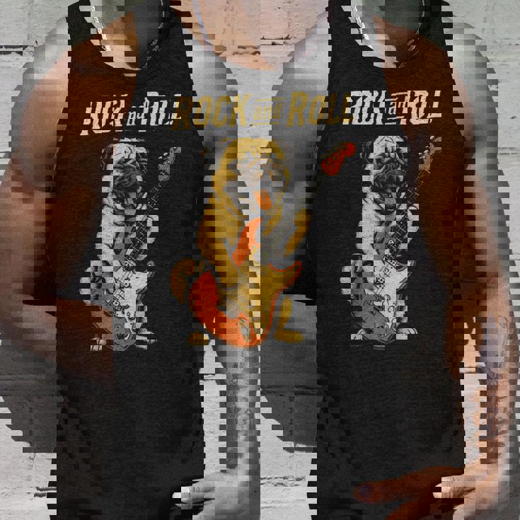 ロックするパグ犬 ギター演奏の面白デザイン タンクトップ 彼への贈り物