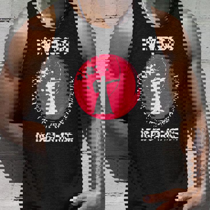 弓道は絶対にお見逃しません おもしろジャパンアーチェリー 弓道アイデア タンクトップ 彼への贈り物