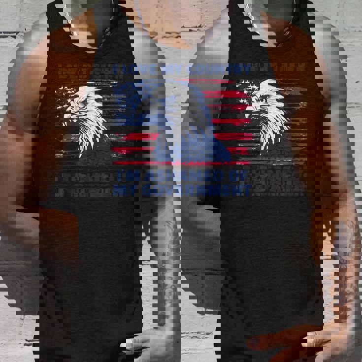 私は自分の国が大好きで、自分の政府が恥ずかしい タンクトップ 彼への贈り物