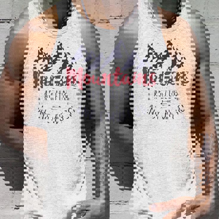 山が呼んでいるし、私は行かなければならない Wanderlust タンクトップ 彼への贈り物