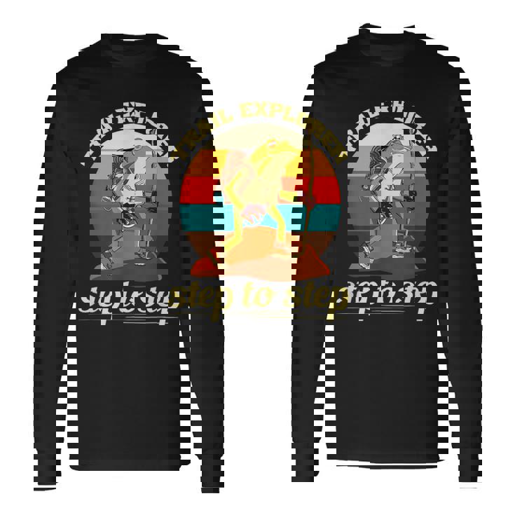 一歩ずつ、面白いカエルのハイキング山 長袖Tシャツ