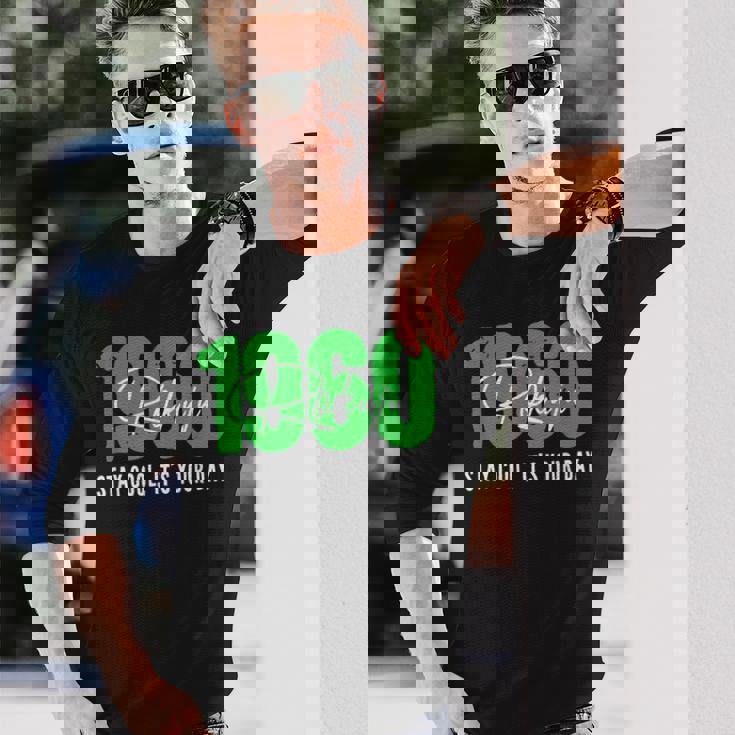 1960 誕生日 66歳 緑寿祝い クールでシンプルな数字デザイン 長袖Tシャツ 彼への贈り物