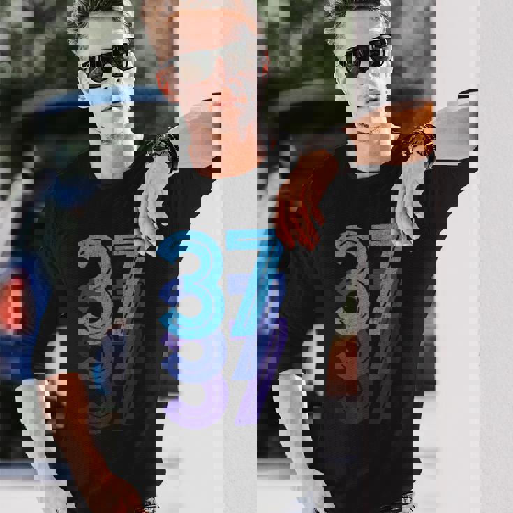 37ラッキーナンバー37歳誕生日スポーツチーム 長袖Tシャツ 彼への贈り物