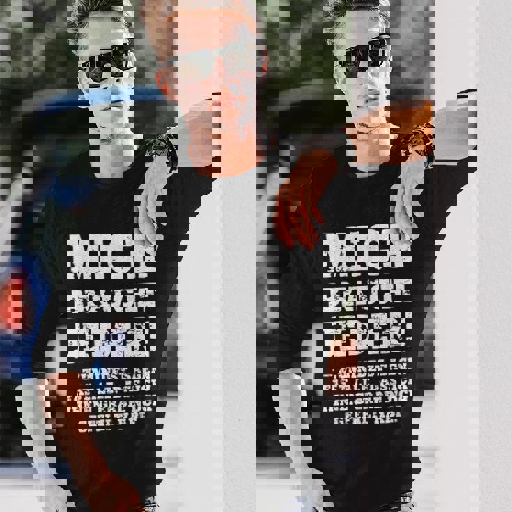 aying Gag Humour Ironic Mich Braucht Jeder ドイツ語 長袖Tシャツ 彼への贈り物