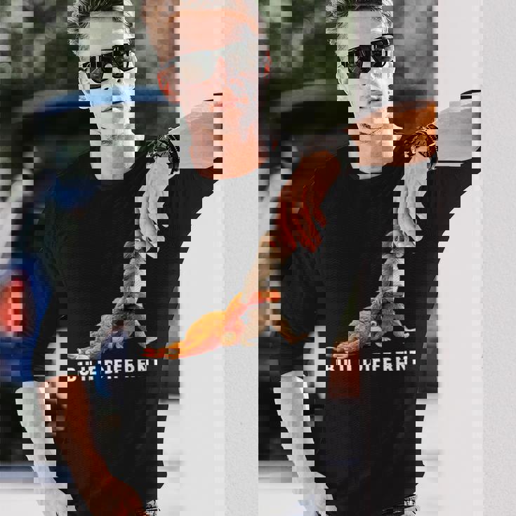 Punch The Monkey Built Different 3 ホワイトテキスト 長袖Tシャツ 彼への贈り物