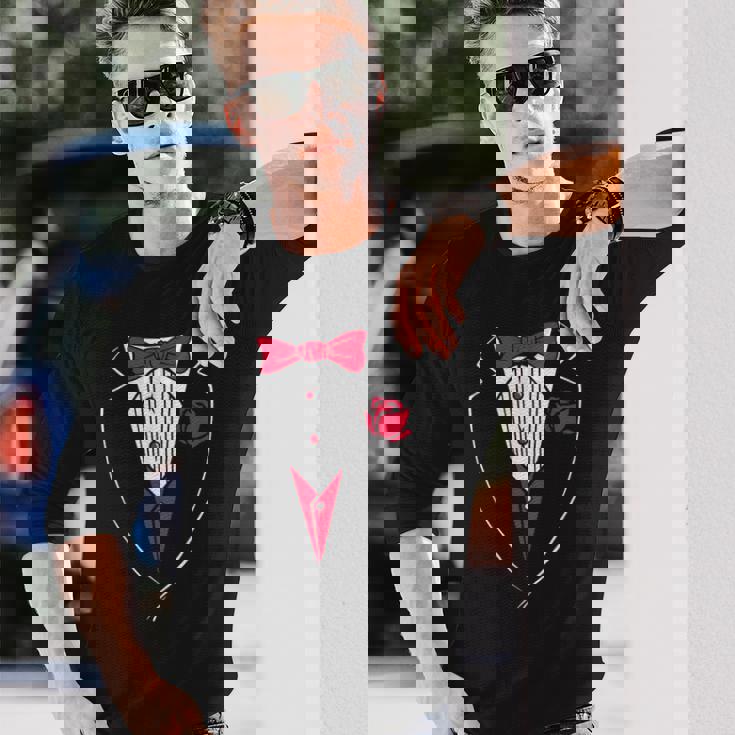 かわいいレッドパピヨンとローズのタキシード。 長袖Tシャツ 彼への贈り物