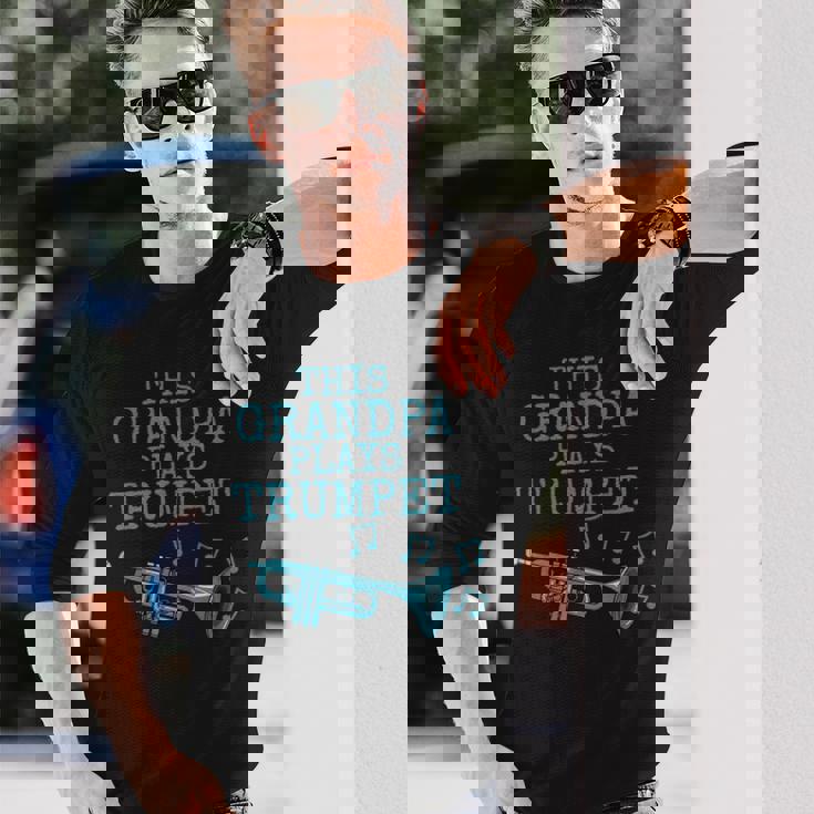 このおじいちゃんはトランペットを演奏し、トランペッター金管音楽家です 長袖Tシャツ 彼への贈り物