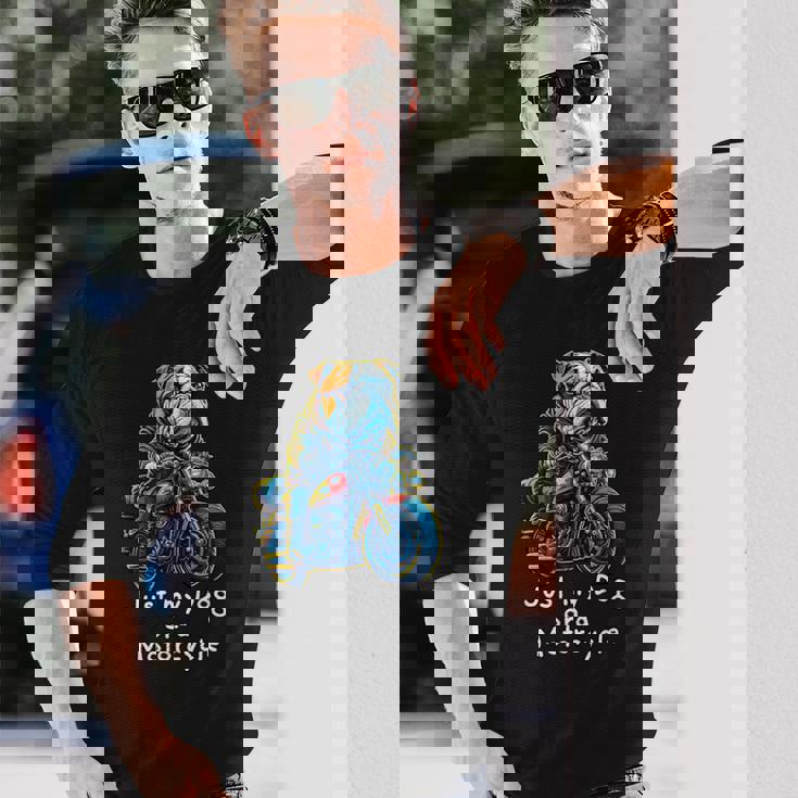 クリスマスのバイクに乗るかわいいイングリッシュブルドッグ。 長袖Tシャツ 彼への贈り物