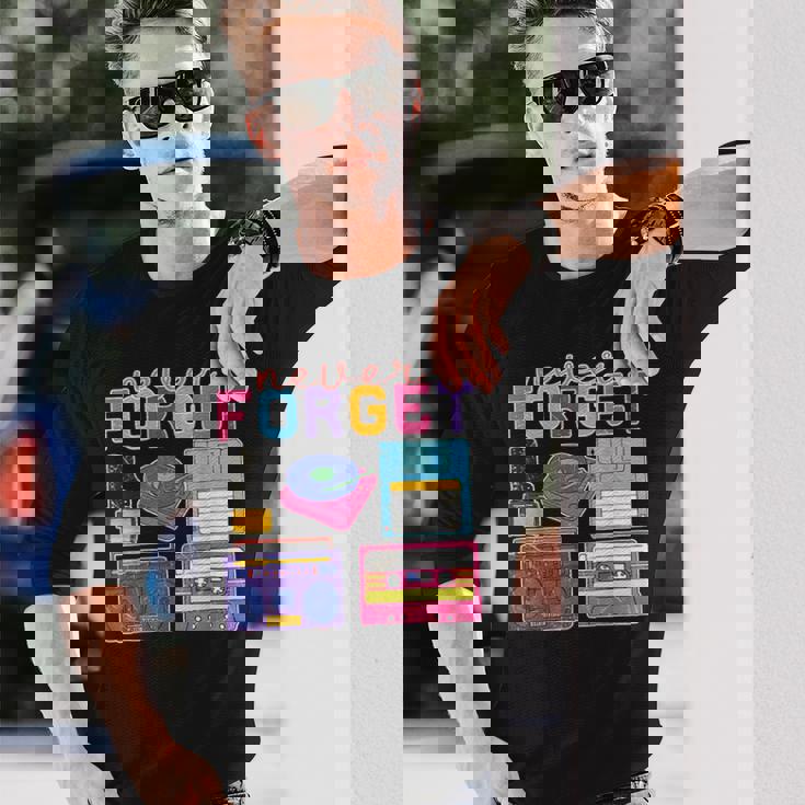 ネバーフォーゲット カセットテープ フロッピーディスク オールドスクール レトロ 長袖Tシャツ 彼への贈り物