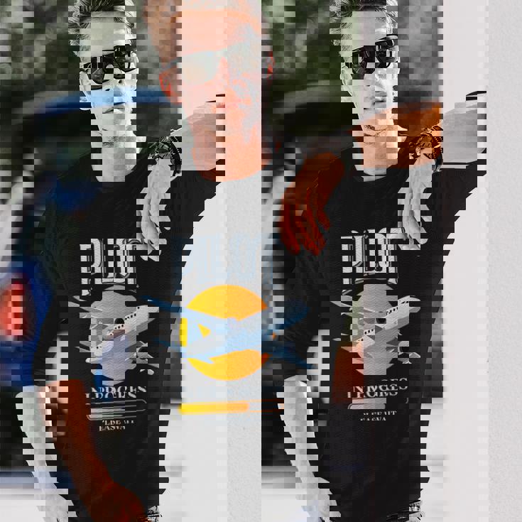 パイロット・イン・プログレス飛行機航空学校飛行機 長袖Tシャツ 彼への贈り物